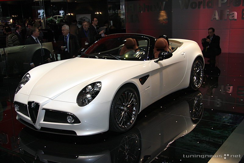 Alfa Romeo 8C Spider: 8 фото