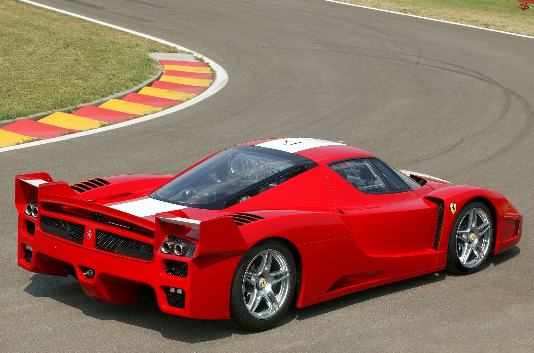Ferrari FXX: 8 фото