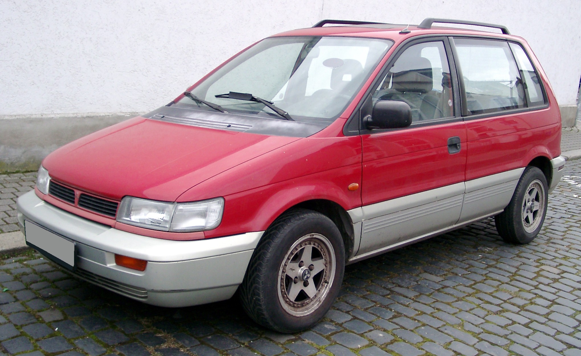 Mitsubishi Space Runner: 2 фото