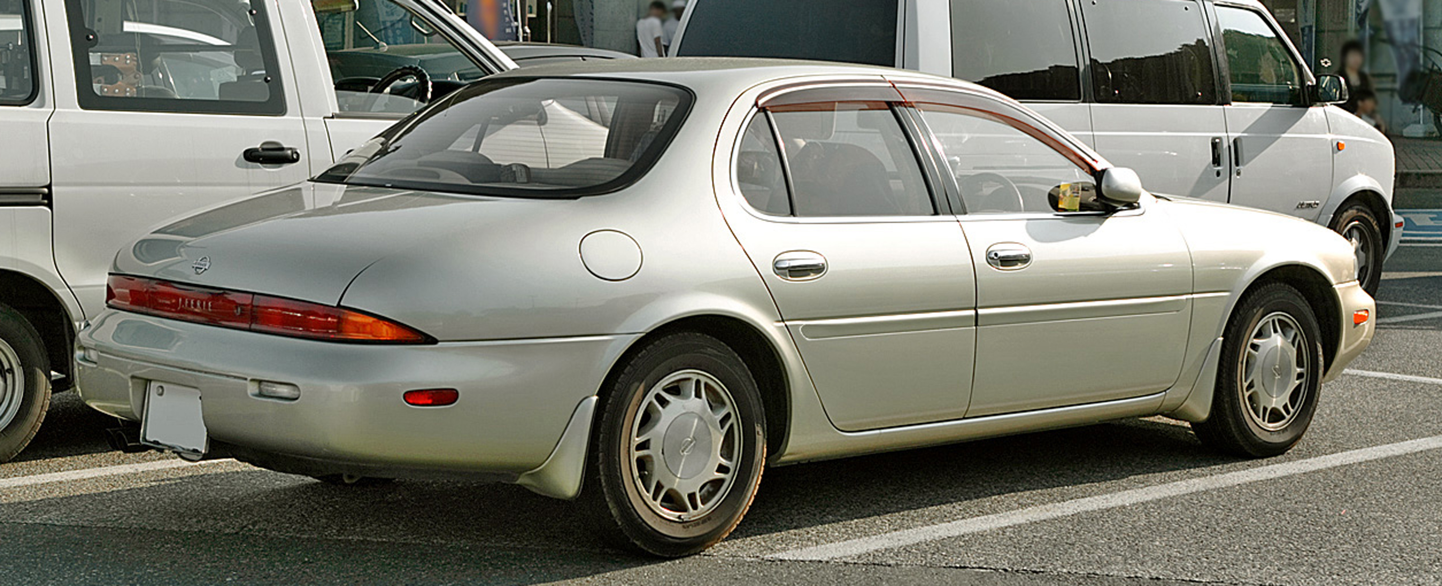 Nissan Leopard: 9 фото