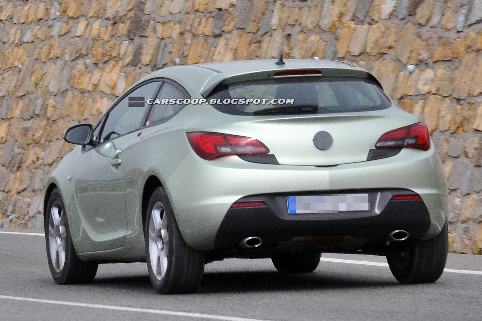 Opel Astra GTC: 2 фото