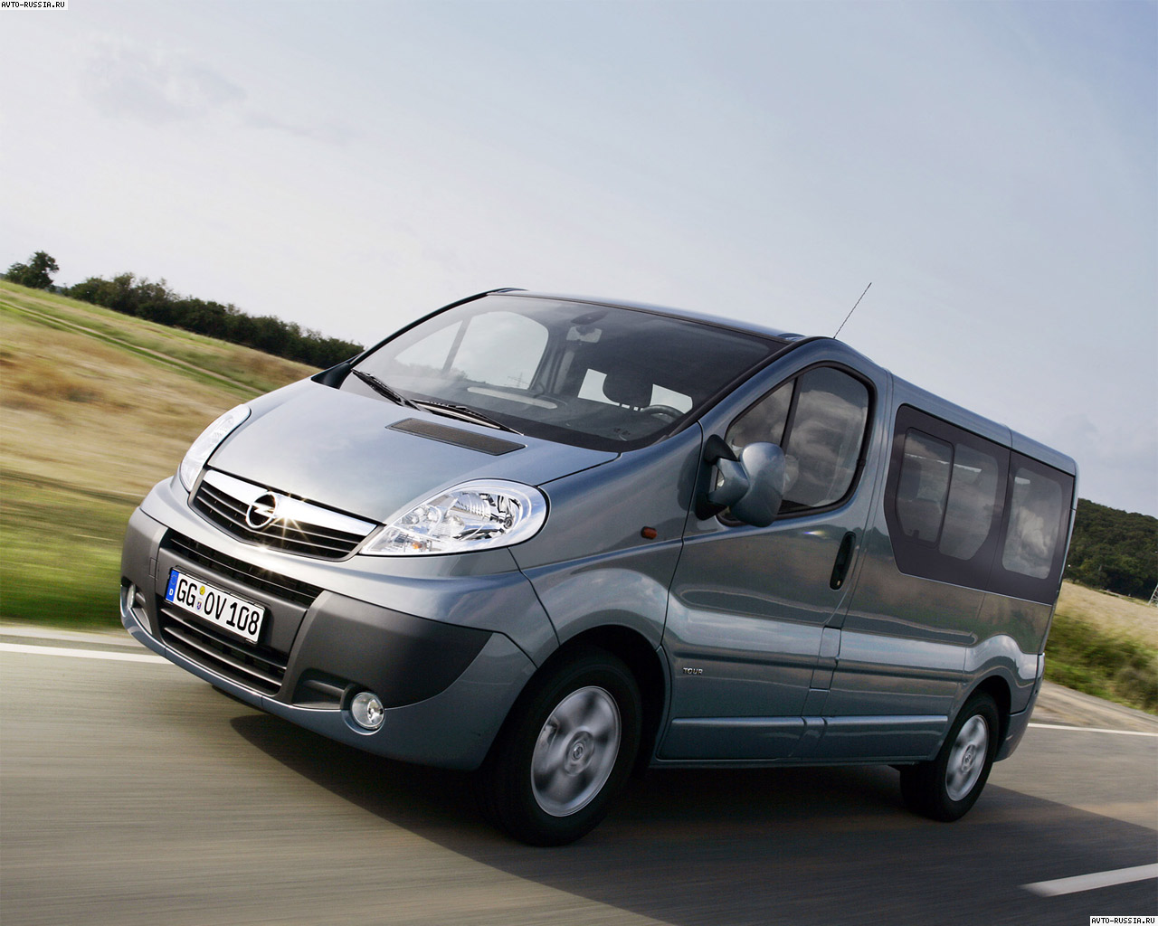 Opel Vivaro: 4 фото