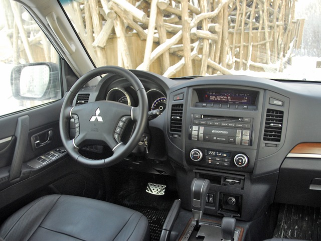 Mitsubishi Pajero IV 3D: 5 фото