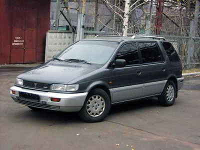 Mitsubishi Space Wagon: 10 фото